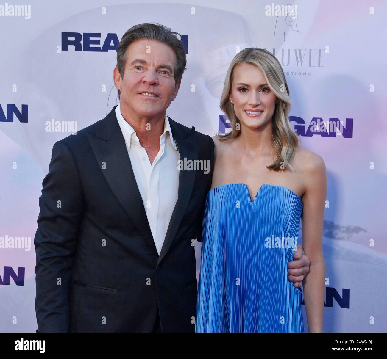 Los Angeles, USA, 20. August 2024. Dennis Quaid und seine Frau Laura Savoie nahmen am Dienstag, den 20. August 2024, am TCL Chinese Theatre in der Hollywood-Sektion von Los Angeles an der Premiere des biografischen Dramas „Reagan“ Teil. Geschichte: Das Biopic handelt vom Leben von Ronald Reagan, dem 40. Präsidenten der Vereinigten Staaten, von seiner Kindheit bis zu seiner Zeit im Weißen Haus. Der Film wird aus der Perspektive von Viktor Ivanov erzählt, einem fiktiven ehemaligen KGB-Agenten, der Reagans Aufstieg an die Macht verfolgt. Vor dem Hintergrund des Kalten Krieges erforscht der Film Reagans Opposition gegen den Kommunismus, der sich in die Luft zieht Stockfoto