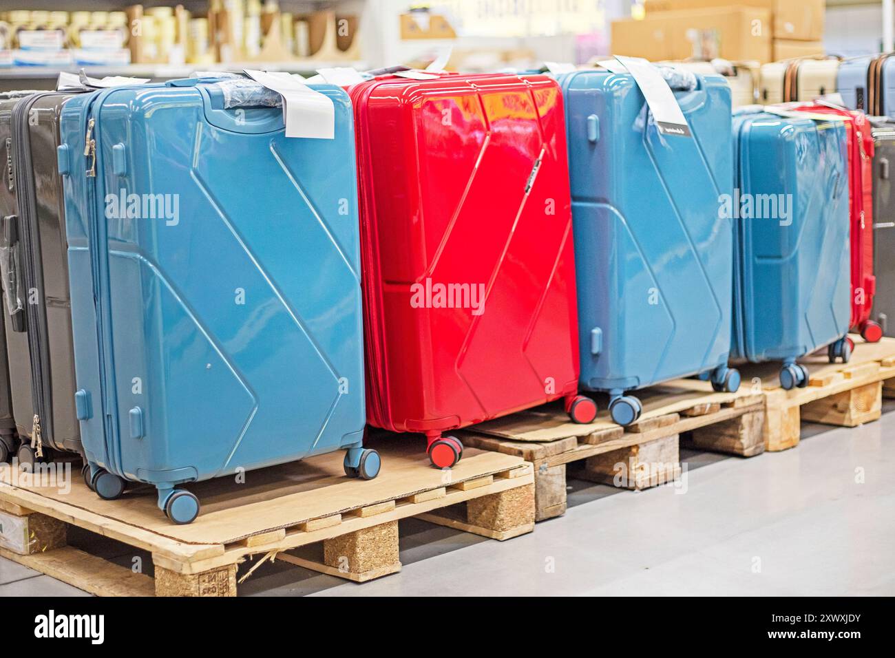 Reisekoffer im Supermarkt. Reisen und Freizeit Stockfoto