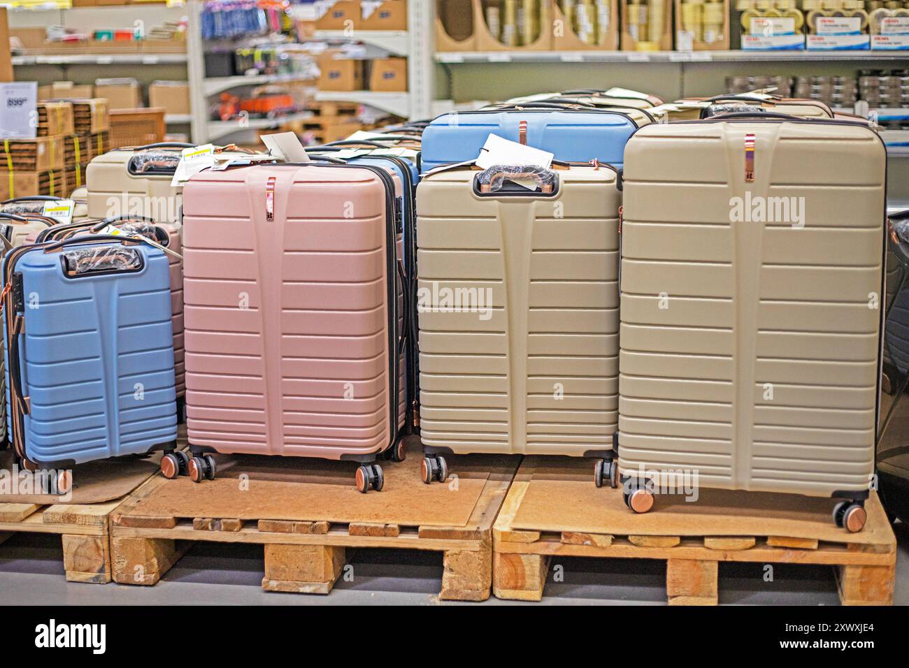 Reisekoffer für Reisen im Supermarkt. Reisen und Urlaub mit der Familie Stockfoto