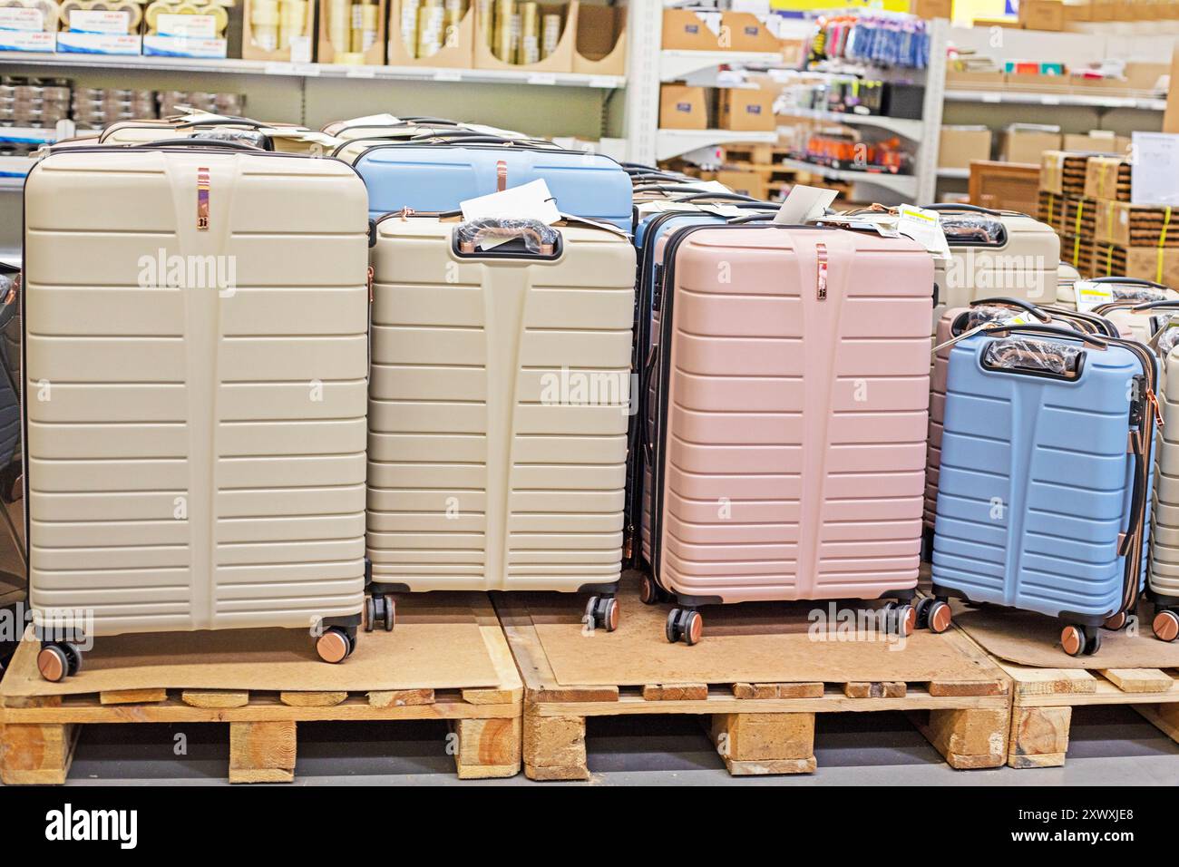 Reisekoffer für Reisen im Supermarkt. Reisen und Urlaub mit der Familie Stockfoto