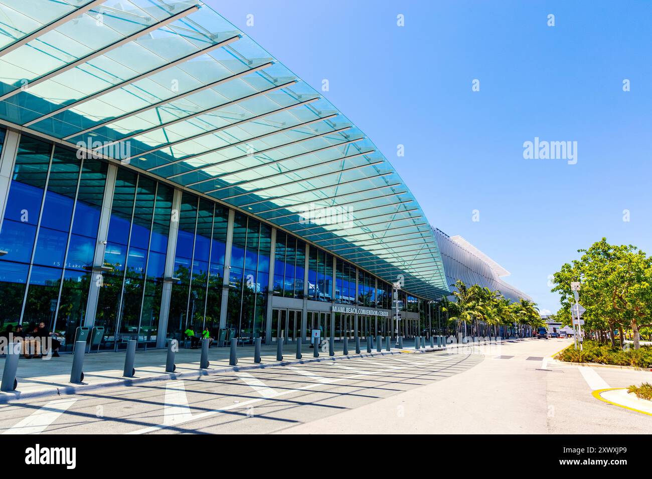 Außenansicht des renovierten Miami Beach Convention Center, das ursprünglich 1958 gebaut wurde, Miami Beach, Florida, USA Stockfoto