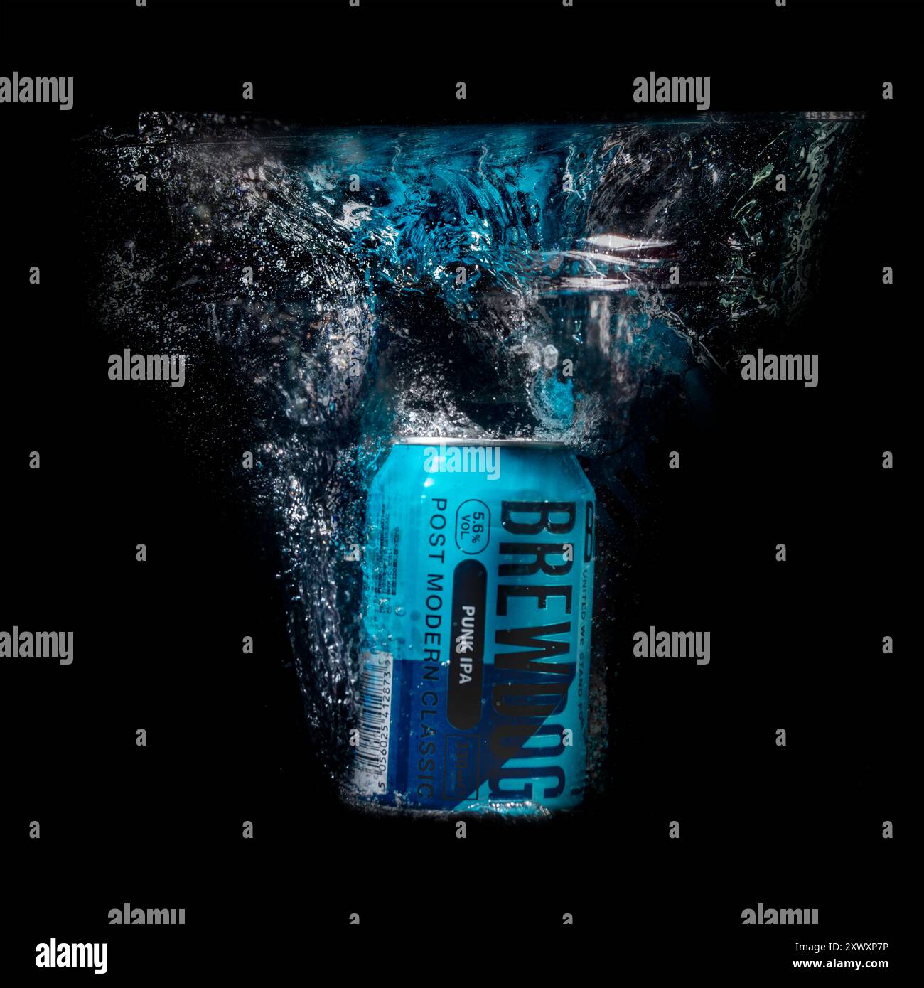Blue BrewDog Bier kann in Wasserblasen mit blauer Reflektion eingetaucht werden Stockfoto