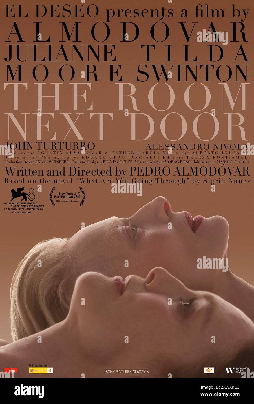 The Room Next Door (2024) von Pedro Almodóvar mit Julianne Moore, Tilda Swinton und Alessandro Nivola. Marthas angespannte Beziehung zu ihrer Mutter bricht völlig, wenn sie durch ein Missverständnis auseinandergetrieben werden. Ihre gemeinsame Freundin Ingrid sieht beide Seiten des Grabens. US-Poster mit einem Blatt ***NUR FÜR REDAKTIONELLE ZWECKE***. Quelle: BFA / Warner Bros Stockfoto