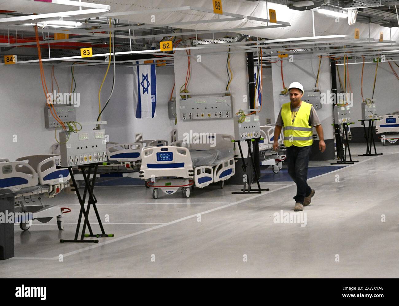 Jerusalem, Israel. August 2024. Ein Arbeiter geht in den unterirdischen medizinischen Komplex mit 130 Betten im Hadassah-Krankenhaus Mt. Scopus, während Israel auf einen möglichen militärischen Angriff des iranischen Regimes, der Hisbollah im Libanon, der Huthis im Jemen und der Hamas und des Islamischen Dschihad in Gaza am Montag, den 19. August 2024, in Jerusalem vorbereitet. Israelische und US-Beamte sagen, dass der Waffenstillstand und die Geiselnahme von Katar, den Vereinigten Staaten und Ägypten fast zusammenbrechen, was möglicherweise zu einem vollständigen Krieg im Nahen Osten führen könnte. Foto: Debbie Hill/ Credit: UPI/Alamy Live News Stockfoto