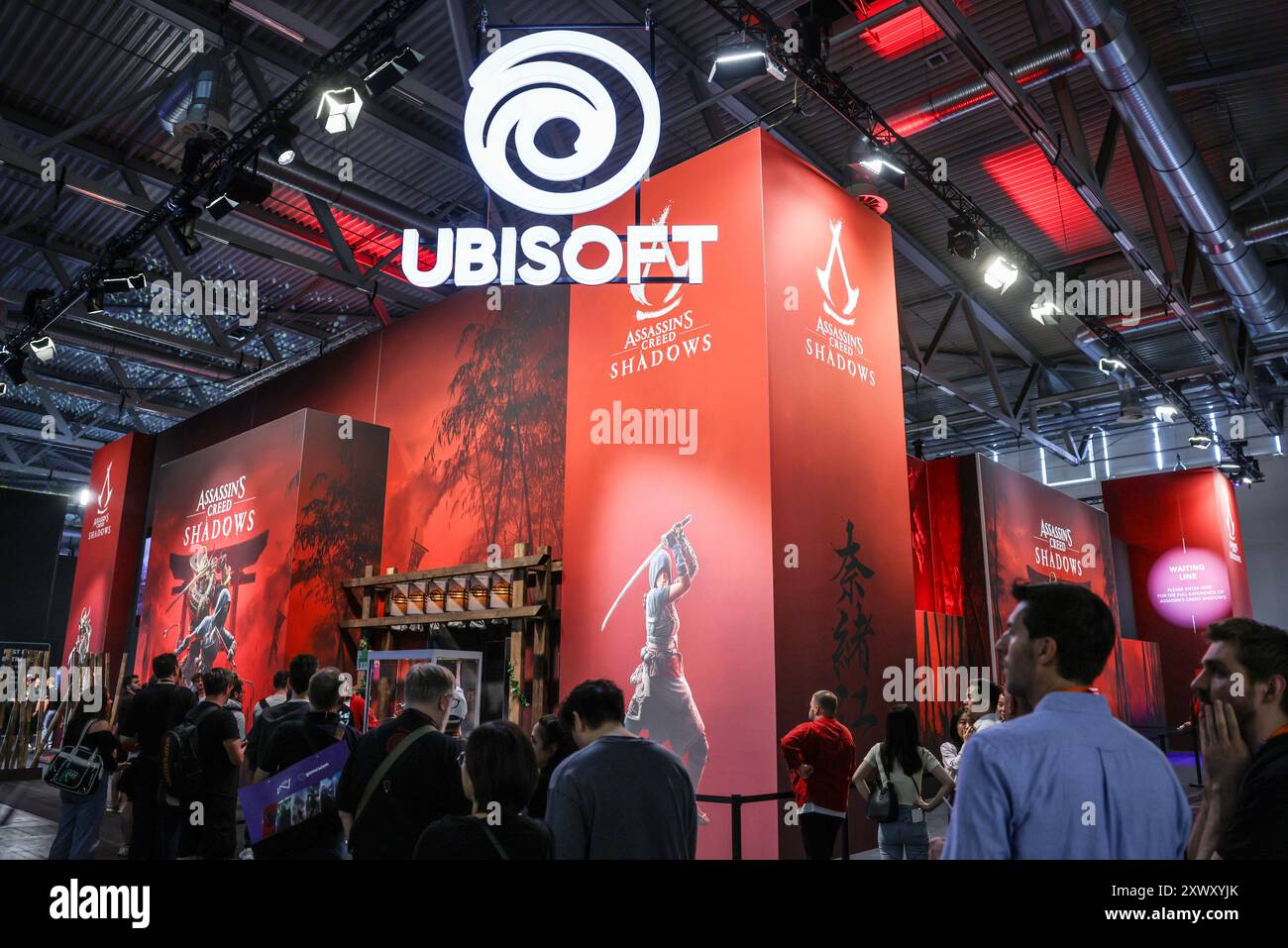 Köln, Deutschland. August 2024. Besucher stehen am Ubisoft-Stand auf der Gamescom Computer- und Videospielmesse an. Die Messe findet vom 21. Bis 25. August 2024 in Köln statt. Quelle: Oliver Berg/dpa/Alamy Live News Stockfoto