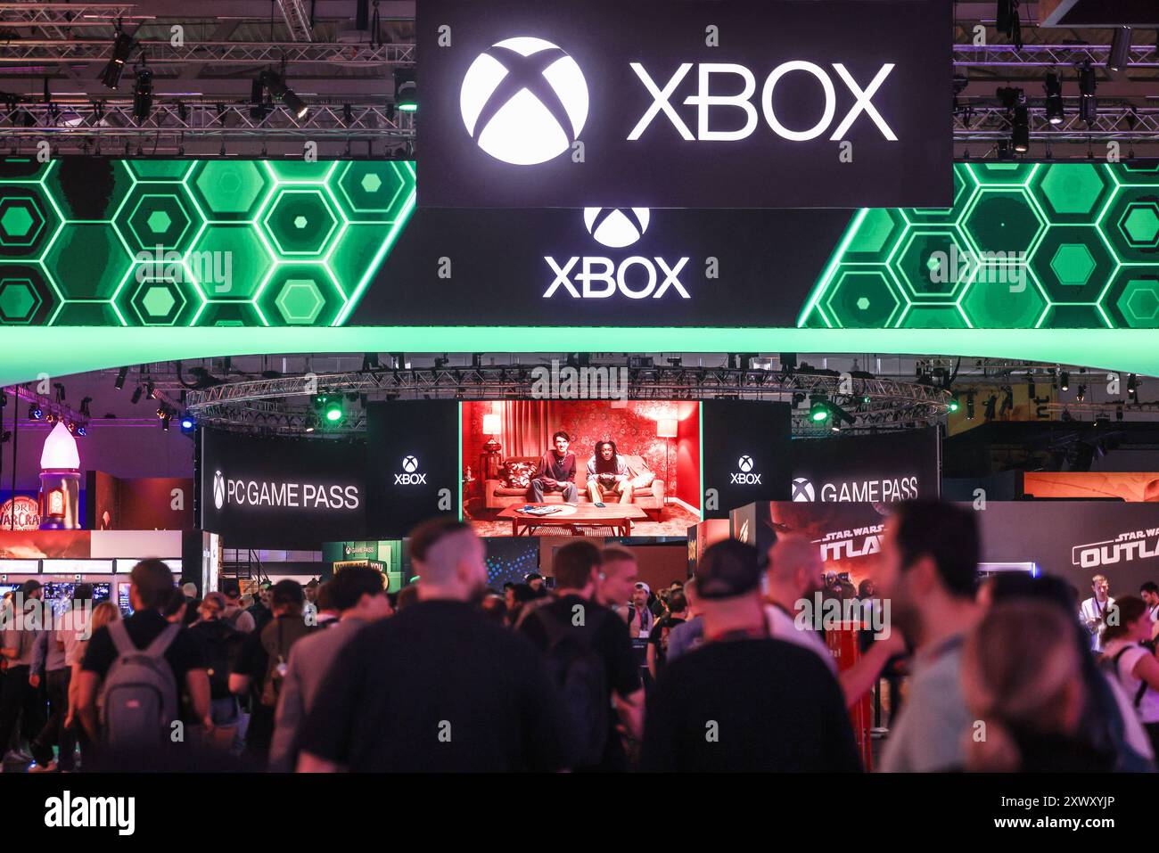 Köln, Deutschland. August 2024. Besucher besuchen den Stand der Microsoft Xbox auf der Gamescom Computer- und Videospielmesse. Die Messe findet vom 21. Bis 25. August 2024 in Köln statt. Quelle: Oliver Berg/dpa/Alamy Live News Stockfoto