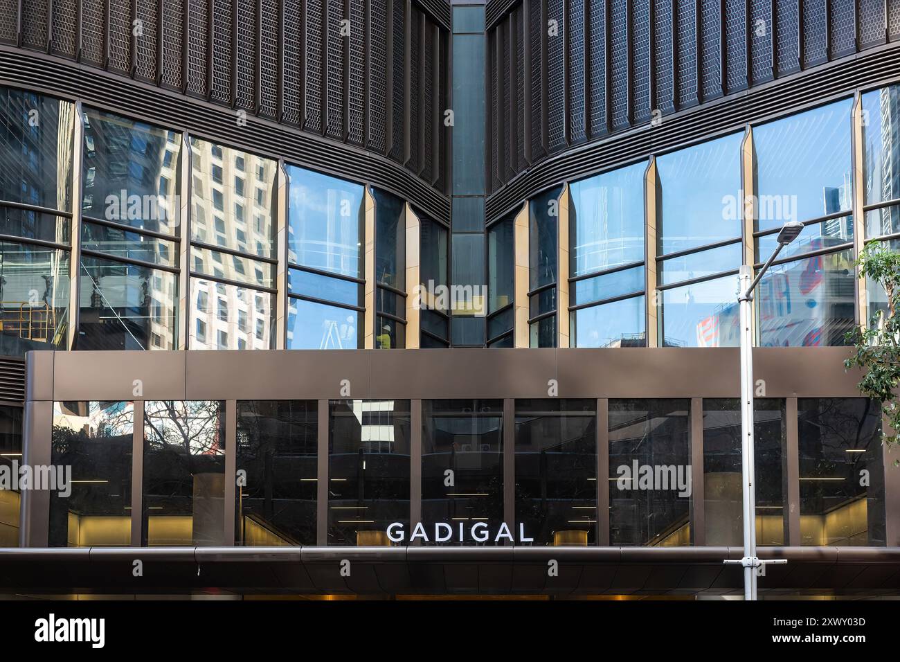 Sydney, Australien, Mittwoch, 21. August 2024. Gadigal Station, die diese Woche als Teil der fahrerlosen Sydney Metro-Bahnlinie zwischen Sydenham und Chatswood nach Tallawong eröffnet wurde. Die Gadigal Station befindet sich an der Kreuzung zwischen Sydneys südlichem Central Business District und dem Einkaufsviertel Midtown. Zwei kühne und monumentale Kunstwerke, Spiegelbilder, die beide Eingänge der neuen Gadigal Station markieren, vom Künstler Callum Morton mit dem Titel „The Underground“. Der Name der Station erinnert an die Gadigal People, die ursprünglichen Hüter des Landes um Sydneys CBD. Stockfoto