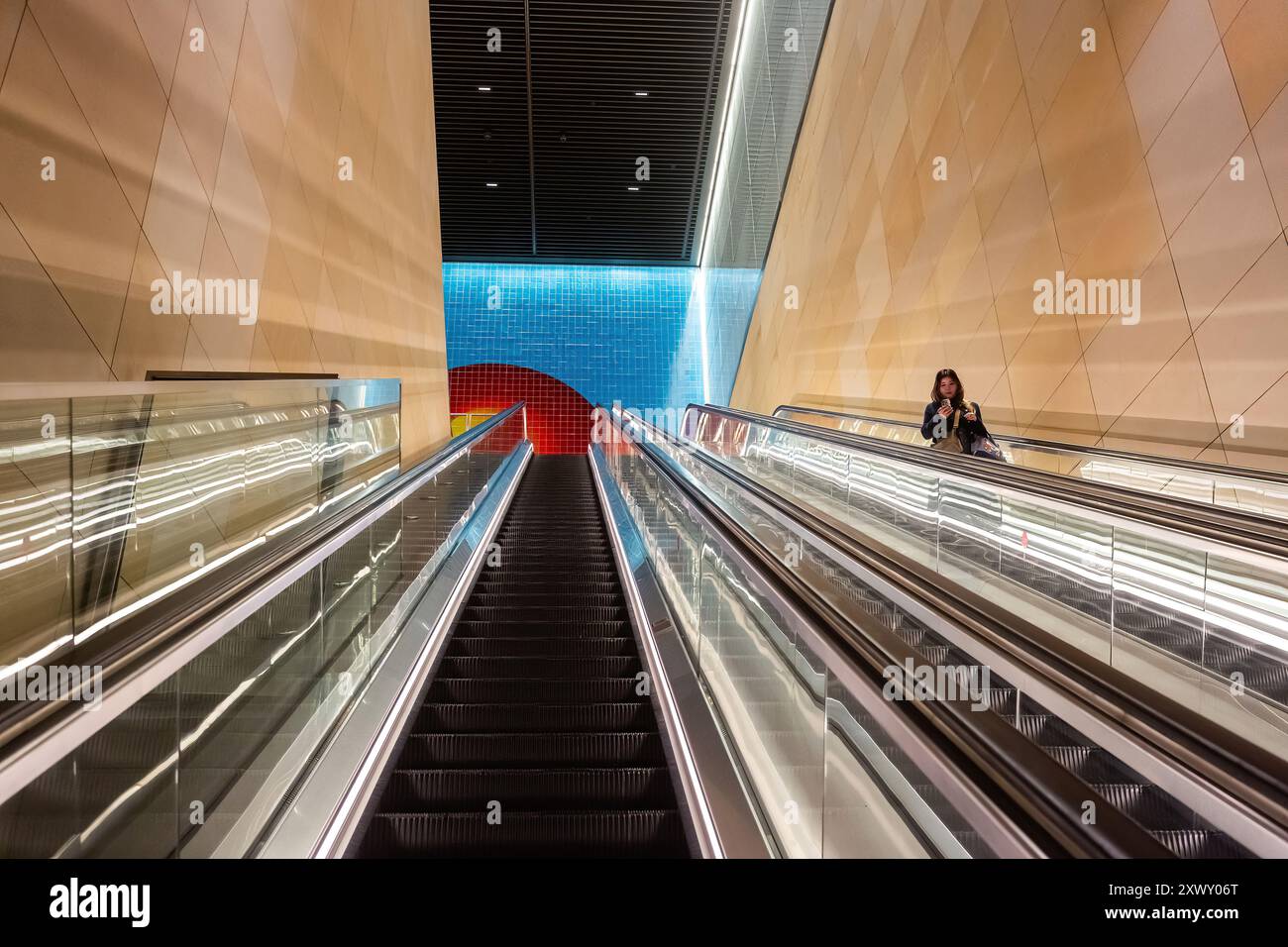 Sydney, Australien, Mittwoch, 21. August 2024. Gadigal Station, die diese Woche als Teil der fahrerlosen Sydney Metro-Bahnlinie zwischen Sydenham und Chatswood nach Tallawong eröffnet wurde. Die Gadigal Station befindet sich an der Kreuzung zwischen Sydneys südlichem Central Business District und dem Einkaufsviertel Midtown. Zwei kühne und monumentale Kunstwerke, Spiegelbilder, die beide Eingänge der neuen Gadigal Station markieren, vom Künstler Callum Morton mit dem Titel „The Underground“. Der Name der Station erinnert an die Gadigal People, die ursprünglichen Hüter des Landes um Sydneys CBD. Stockfoto