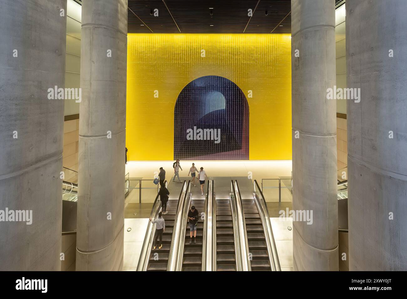 Sydney, Australien, Mittwoch, 21. August 2024. Gadigal Station, die diese Woche als Teil der fahrerlosen Sydney Metro-Bahnlinie zwischen Sydenham und Chatswood nach Tallawong eröffnet wurde. Die Gadigal Station befindet sich an der Kreuzung zwischen Sydneys südlichem Central Business District und dem Einkaufsviertel Midtown. Zwei kühne und monumentale Kunstwerke, Spiegelbilder, die beide Eingänge der neuen Gadigal Station markieren, vom Künstler Callum Morton mit dem Titel „The Underground“. Der Name der Station erinnert an die Gadigal People, die ursprünglichen Hüter des Landes um Sydneys CBD. Stockfoto