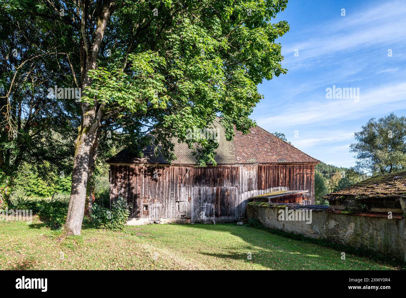 Alte Scheune auf dem Gelände von Schloss Dietldorf, Renaissanceschloss und denkmalgeschütztes Gebäude in Burglengenfeld, Bezirk Schwandorf, Bayern. Stockfoto