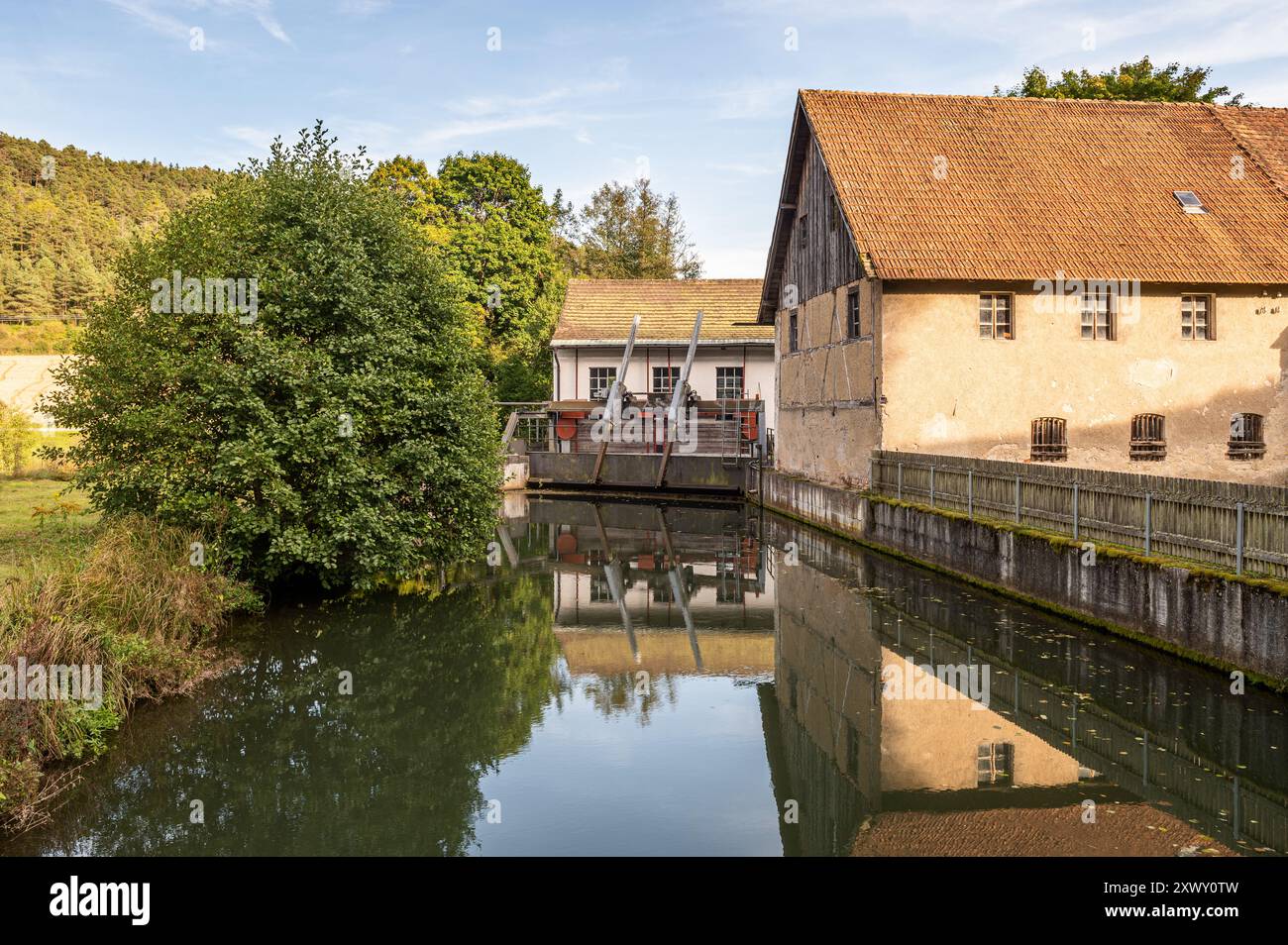 Burggraben bei Schloss Dietldorf, Renaissanceschloss und denkmalgeschütztes Gebäude in Burglengenfeld, Landkreis Schwandorf, Bayern, Deutschland. Stockfoto