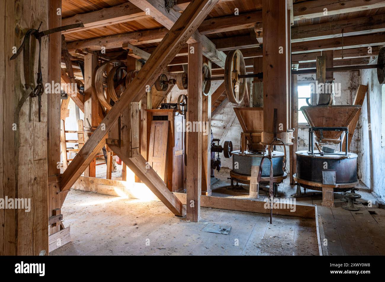 Altmodische Bottiche und Flaschenzugsysteme in Schloss Dietldorf, Renaissanceschloss, Burglengenfeld, Schwandorf, Bayern, Deutschland. Stockfoto