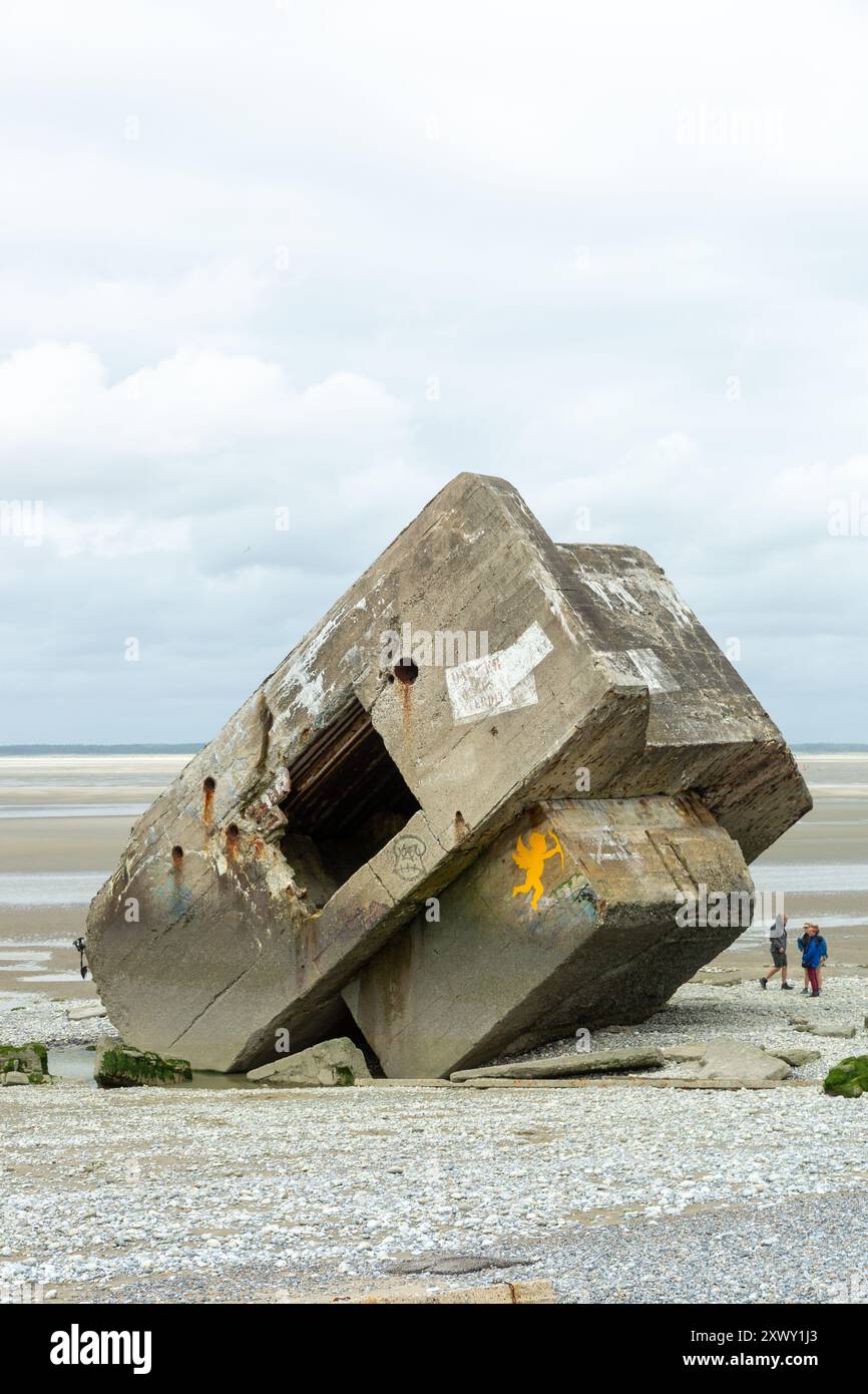 Deutscher Bunker aus dem Zweiten Weltkrieg am Strand von Le Hourdel bei Cayeux sur Mer, Somme-Bucht, Picardie, Frankreich Stockfoto