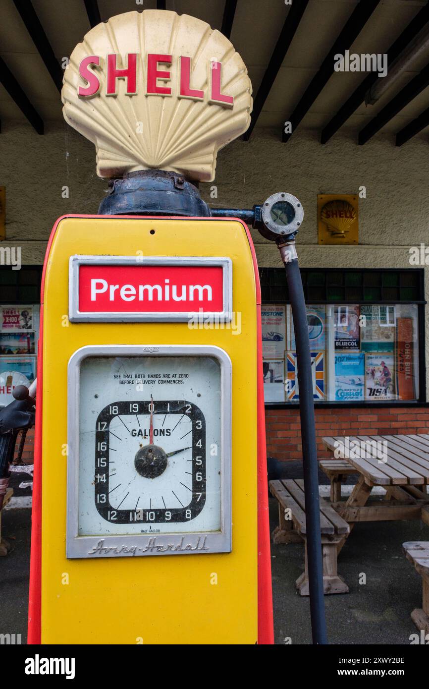 Eine alte Benzinpumpe in einer alten Garage, die jetzt ein Café ist (Amy's an der Tankstelle Café), Colyford, Devon Stockfoto