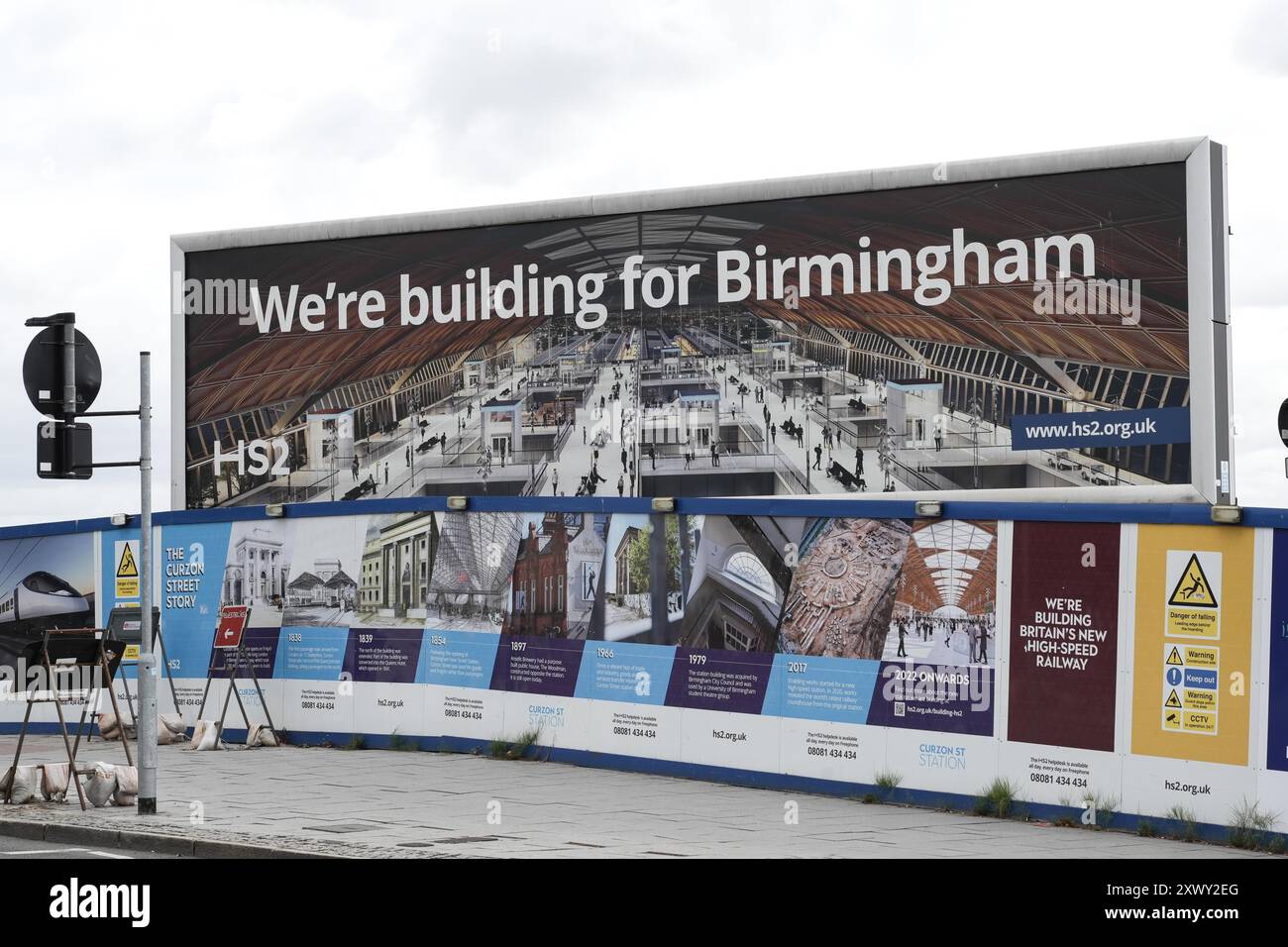 Moor Street, Birmingham, 21. August - die Arbeiten an der HS2 in Birmingham werden fortgesetzt, da der Endbahnhof Curzon Street gebaut wird. Vier der acht Gleise, die gebaut werden, sollen überflüssig werden, nachdem die Regierung weitere Strecken der Strecke aufgegeben hat. HS2 sagte, es wäre billiger für sie, die Gleise zu bauen, als nicht. Die vier ungenutzten Bahnsteige werden leer gelassen, ohne Schienen oder Signalanlagen, um unnötige Kosten für ihre Inbetriebnahme zu vermeiden. Quelle: Stop Press Media/Alamy Live News Stockfoto