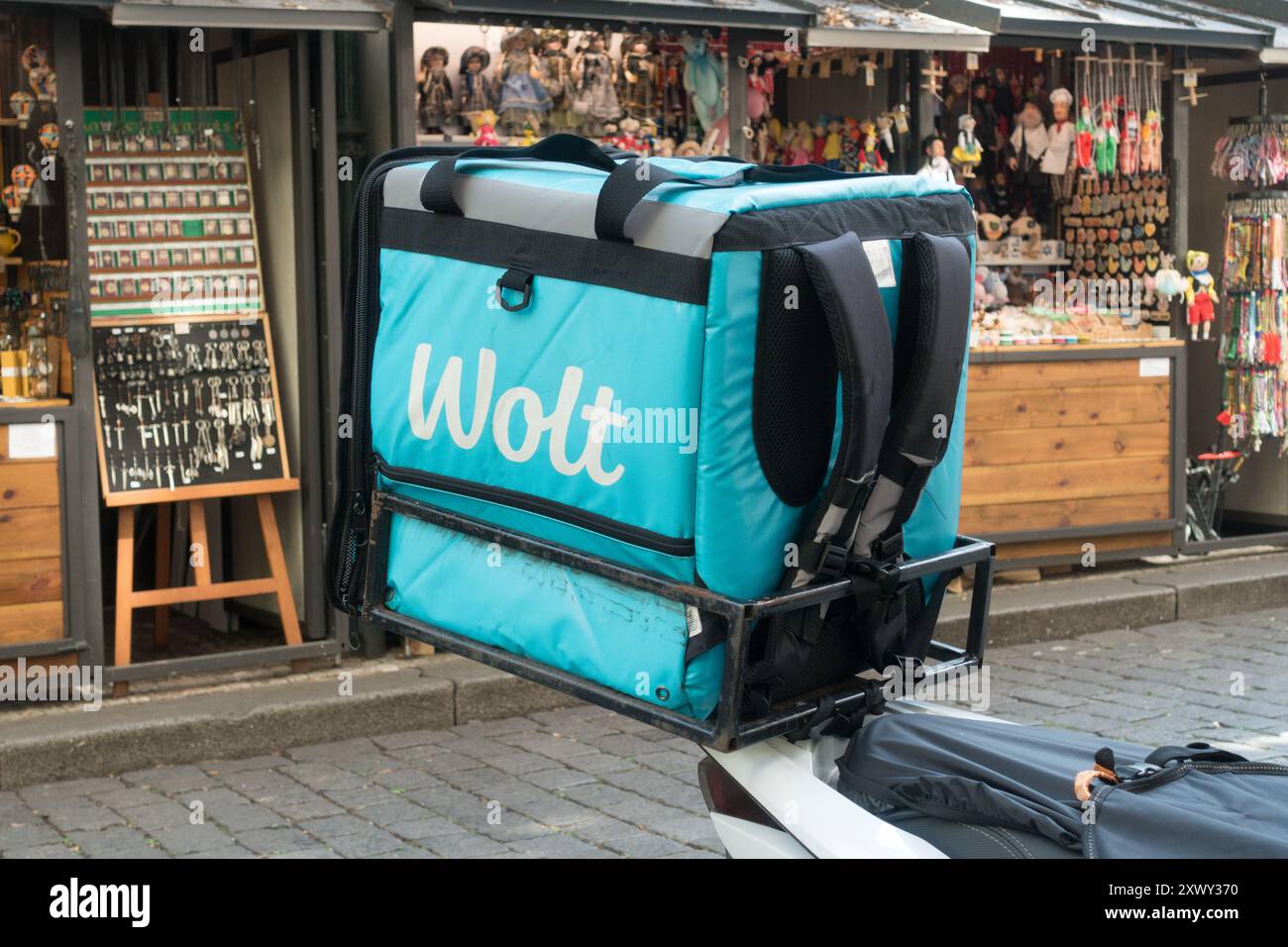 Wolt Delivery Service Street, Food Thermo Bag Prag Tschechische Republik Stockfoto