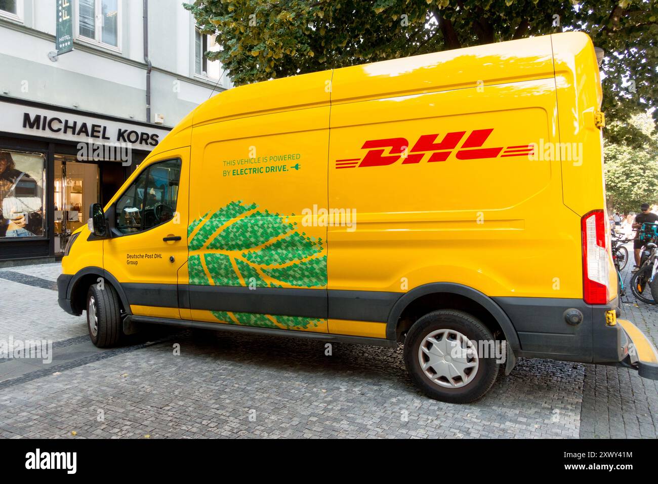 DHL Delivery Service vor Michael Kors Luxury Shop Store, Na Prikope Street, Prag Tschechische Republik DHL Van Stockfoto
