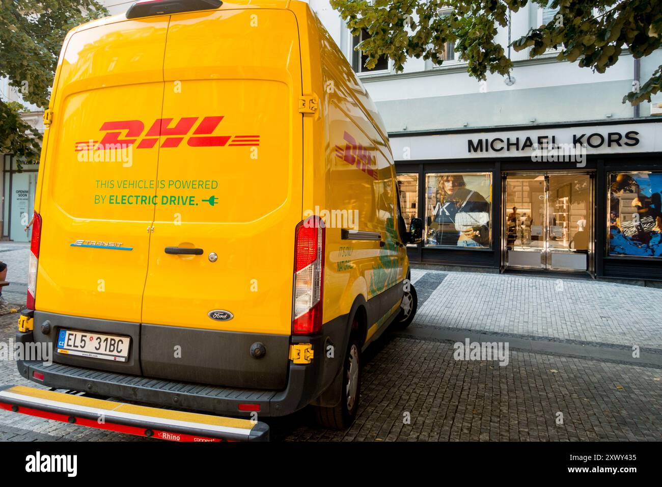 DHL Van Delivery Service vor Michael Kors Luxury Shop Store, Na Prikope Street, Prag Tschechische Republik Stockfoto
