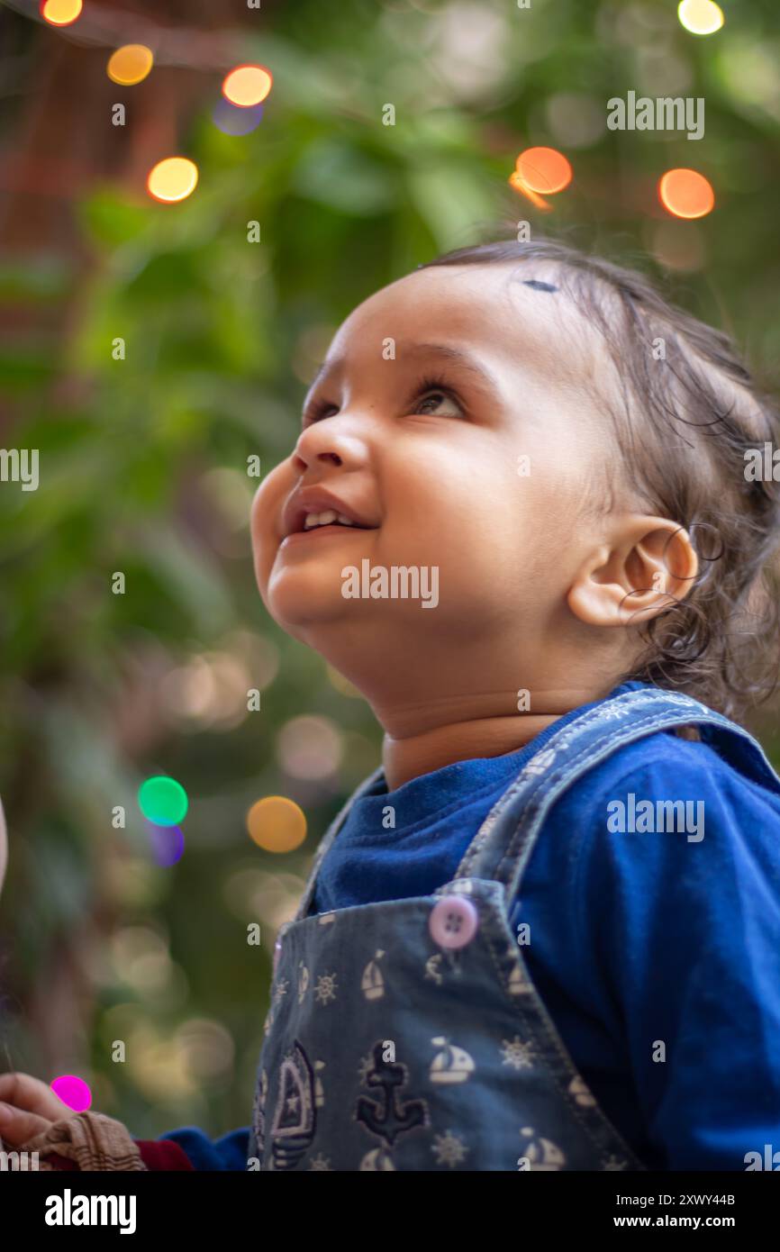 Unschuldiger, niedlicher Gesichtsausdruck am Tag aus flachem Winkel Stockfoto