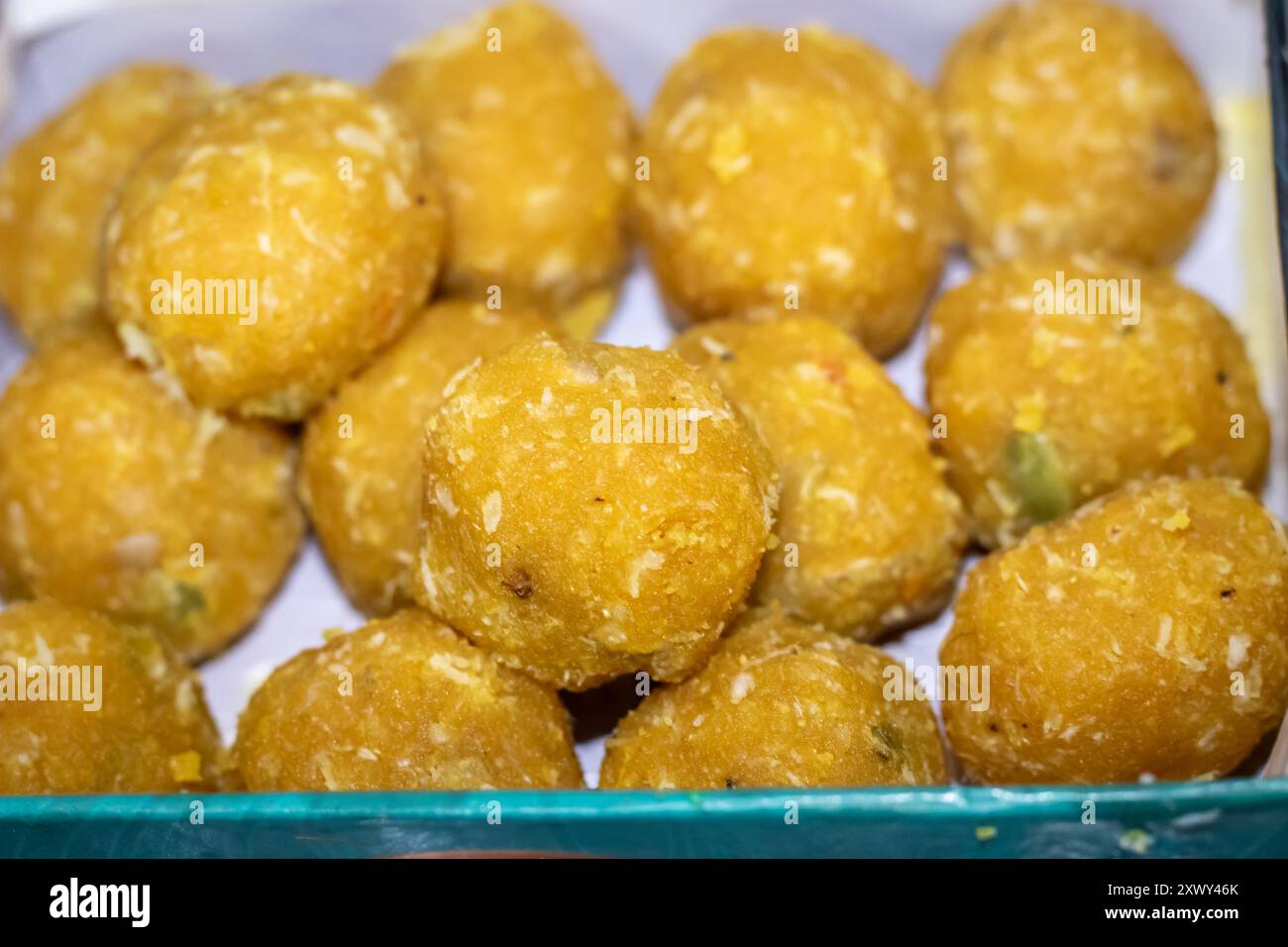 indisches traditionelles Gericht süßes Laddoo mit schmalem Fokus aus flachem Winkel Stockfoto