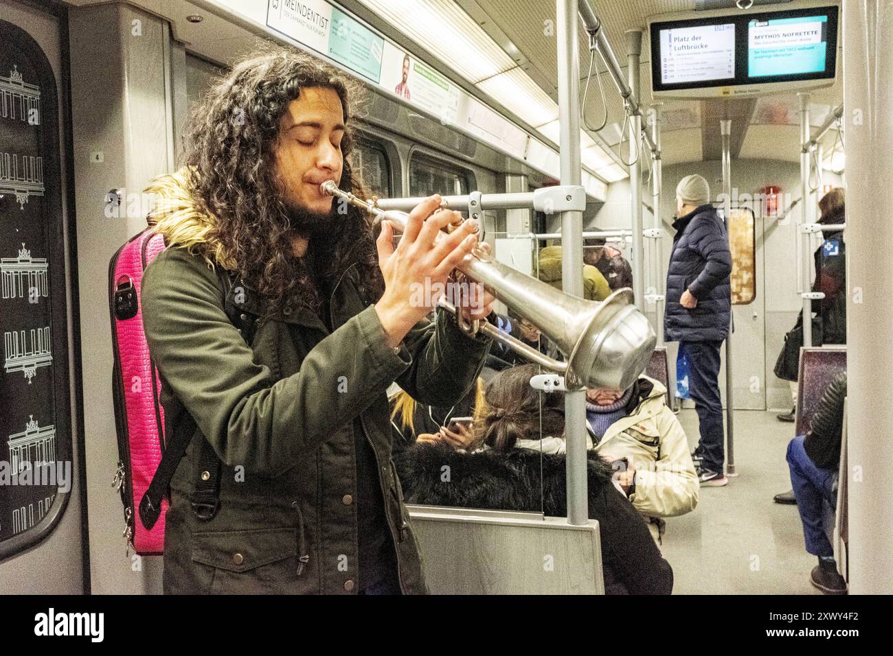 Stadtkultur: Straßenmusiker Straßenmusiker treten in der U-Bahn auf, um etwas Geld und Geld zu verdienen. Berlin, Deutschland. Berlin U-Bahn Berlin Deutschland Copyright: XGuidoxKoppesxPhotox Stockfoto