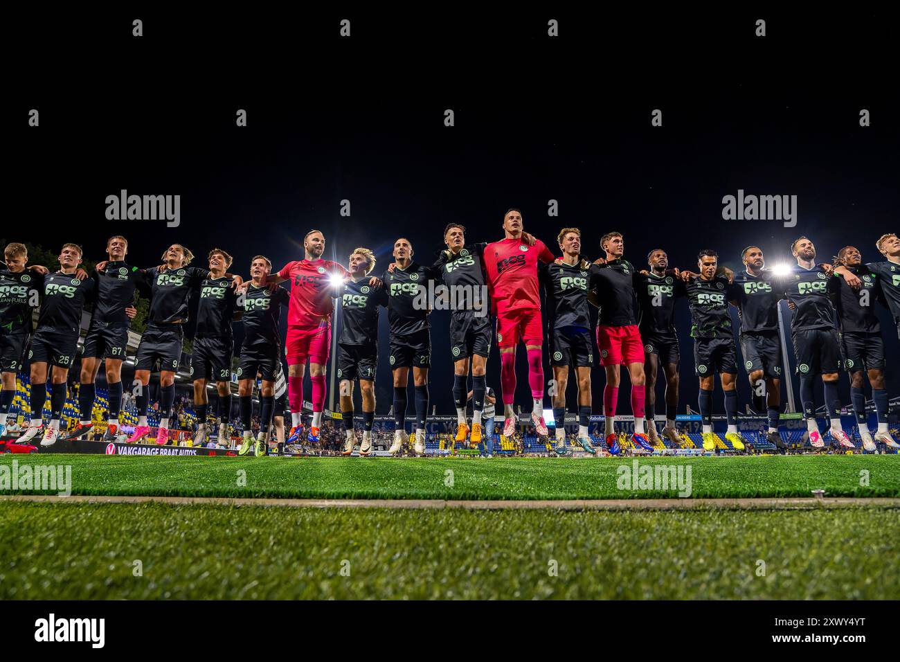 WAALWIJK, NIEDERLANDE - 17. AUGUST: Etienne Vaessen vom FC Groningen, Marco Rente vom FC Groningen, Leandro Bacuna vom FC Groningen, Johan Hove vom FC Groningen, Luciano Valente vom FC Groningen, Jorg Schreuders vom FC Groningen, Tika de Jonge vom FC Groningen, Finn Stam vom FC Groningen, Thom van vom FC Groningen, Brynjolfur Willumsson vom FC Groningen, Noam Emeran vom FC Groningen, Hidde Jurjus vom FC Groningen, Dirk Jan Baron vom FC Groningen, Stockfoto