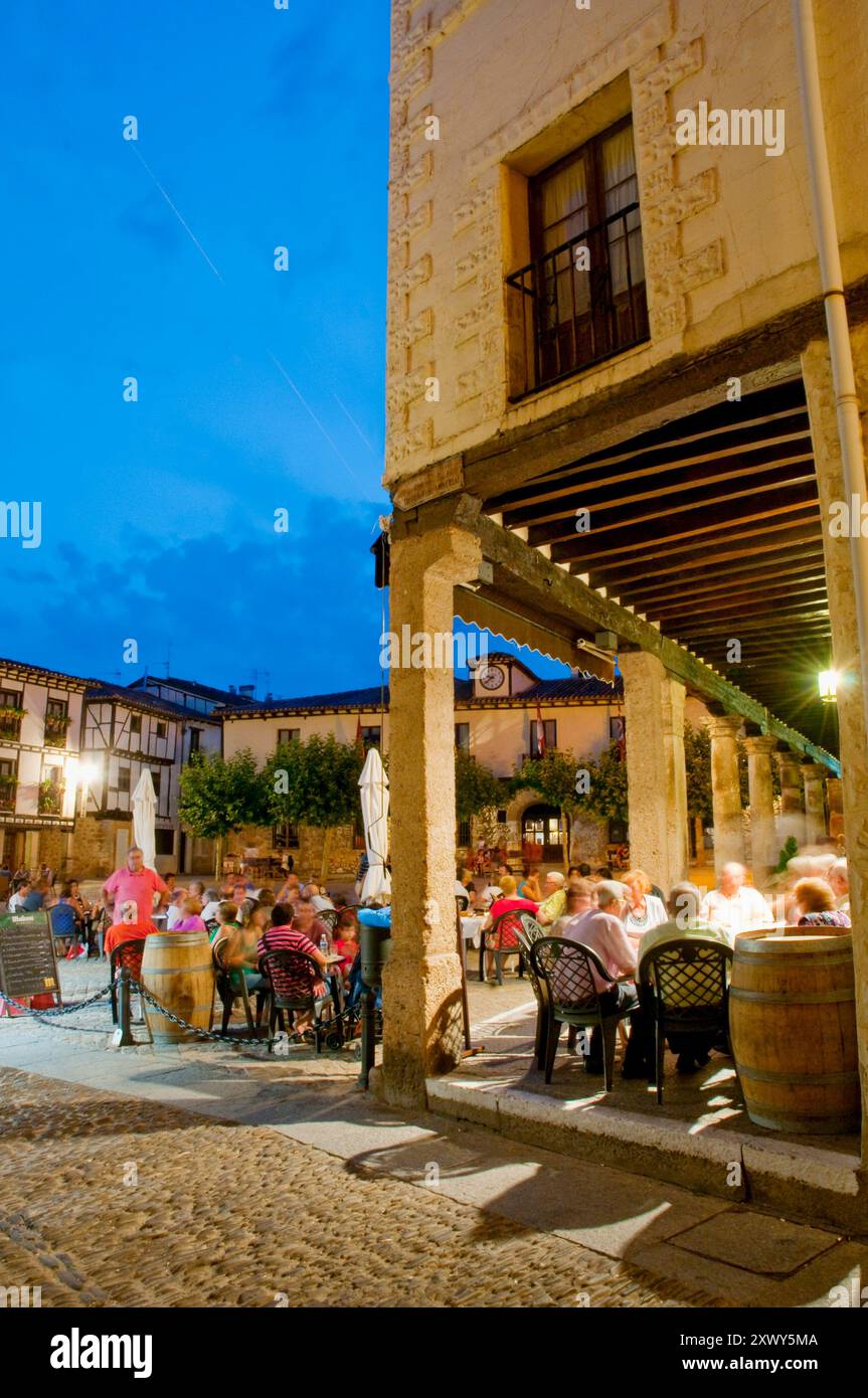 Der Hauptplatz, Nachtansicht. Covarrubias, Burgos Provinz Kastilien-Leon, Spanien. Stockfoto