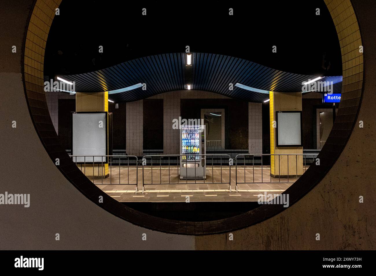 Der Willemspoor-Tunnel unter dem Nieuwe Maas River beherbergt eine U-Bahn- und U-Bahn-Station. Beide scheinen während der Corona-Pandemie und -Krise völlig verlassen zu sein. Rotterdam, Niederlande. Rotterdam Station Blaak / Willemspoortunne Zuid-Holland Nederland Copyright: XGuidoxKoppesxPhotox Stockfoto