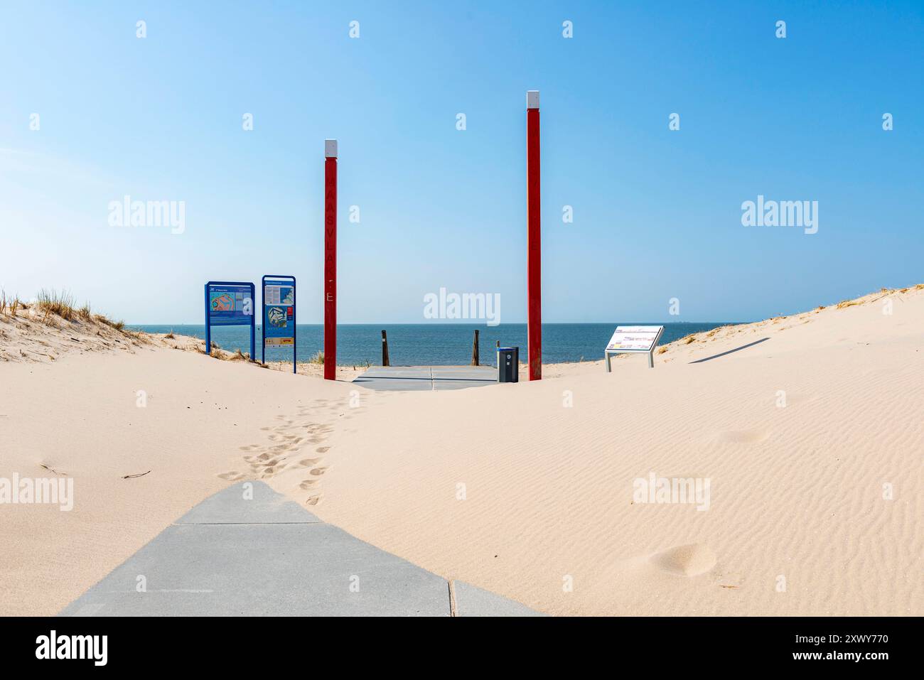 Verlassener Corona Beach Erholungsort, Nordseestrand in Maasvlakte, völlig verlassene und verlassen im Sommerwetter 2020 aufgrund der Corona- und COVID-19-Pandemie. Rotterdam, Niederlande. Rotterdam Maasvlate Beach Zuid-Holland Nederland Copyright: XGuidoxKoppesxPhotox Stockfoto