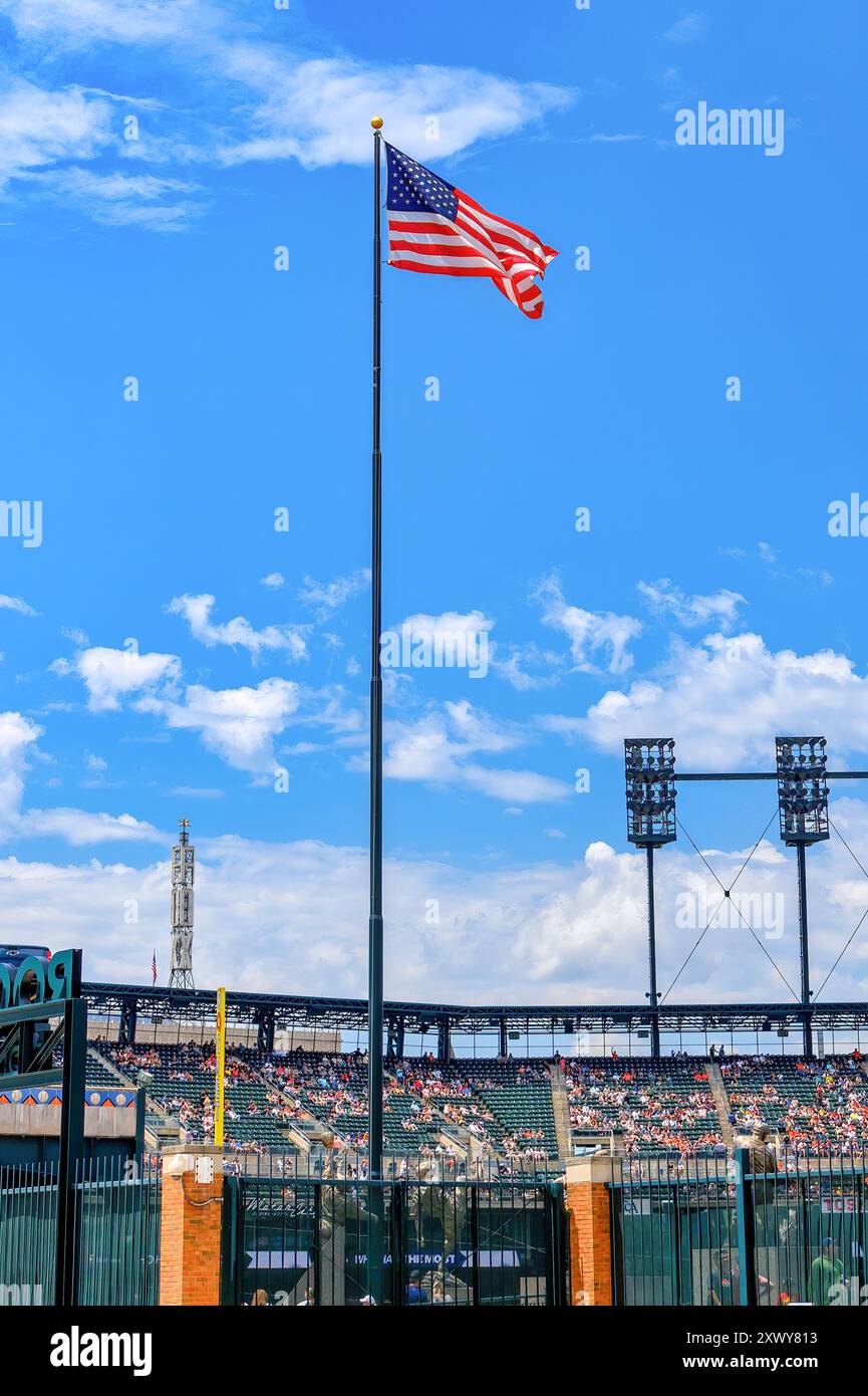 Detroit, USA – 1. August 2024: Die amerikanische Flagge winkt auf einem blauen Himmel im Comerica Park Stockfoto