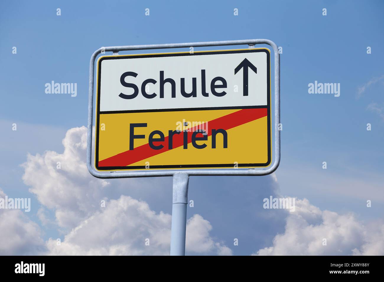 Schulstartsymbol: Deutsches Ortsausgangsschild mit den Bezeichnungen FERIEN und SCHULE (Komposition) Stockfoto