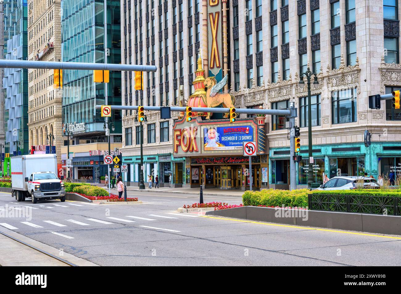 Detroit, USA - 1. August 2024: Ein Truck fährt auf der Avenue am Fox Theater im Stadtteil. Stockfoto