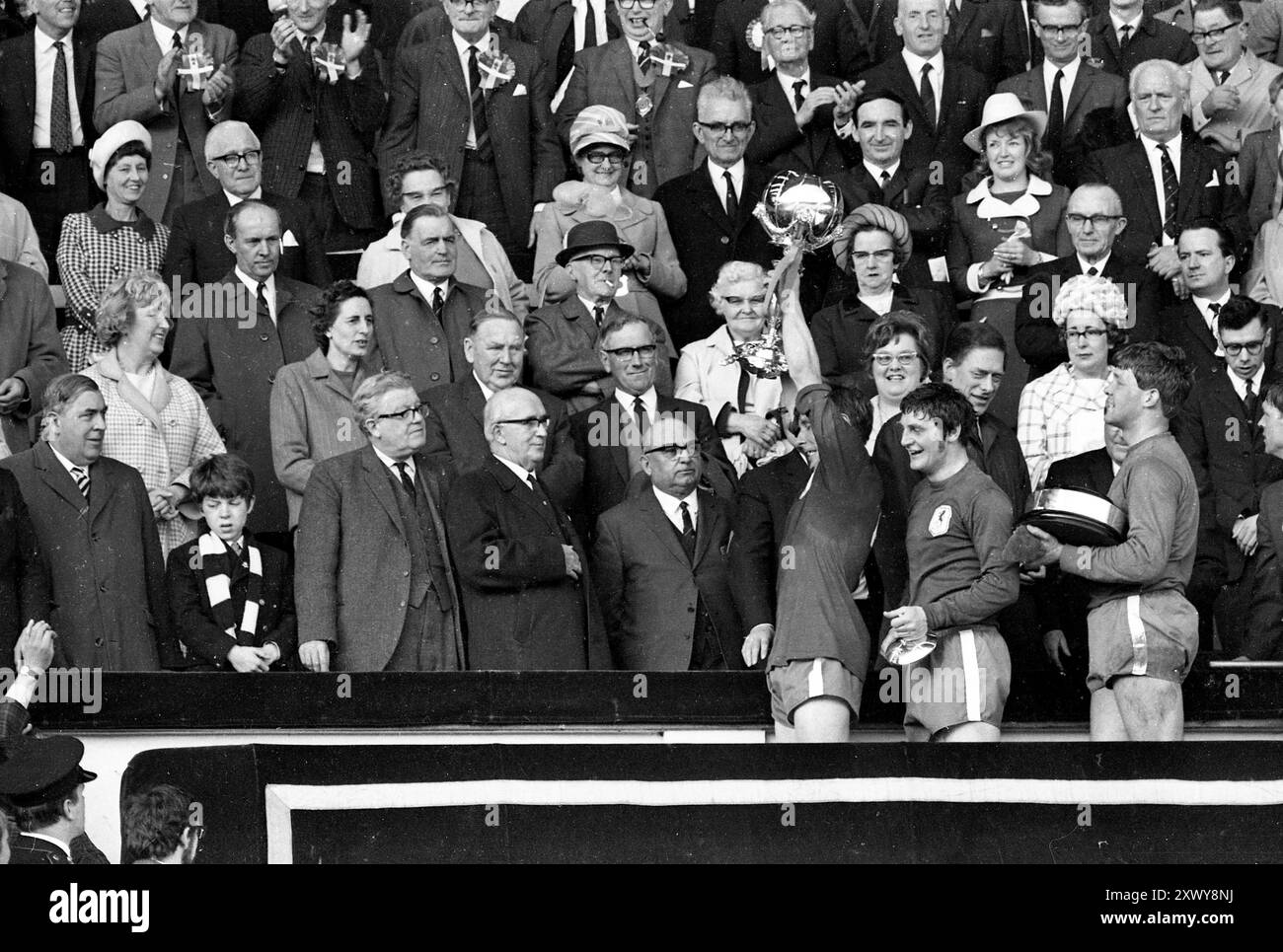 VIPs und Würdenträger sehen, wie der Macclefield Town FC 1970 die Football Association Challenge Trophy in Wembley auf DEM FOTO VON DAVID BAGNALL gewinnt Stockfoto