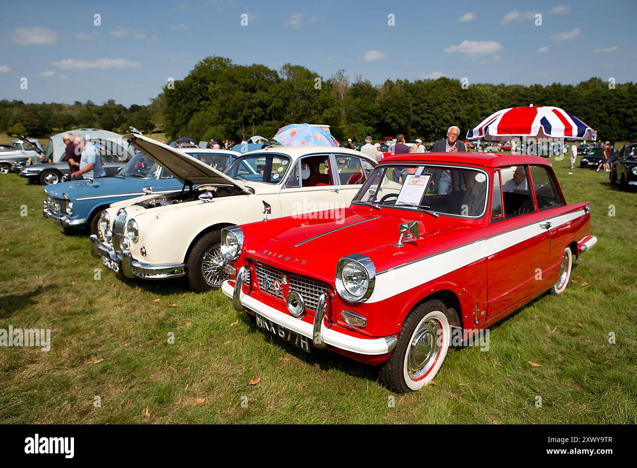 Triumph Herald und Jaguar Mk 2 bei der Classics at Penshurst Car Show am Penshurst Place 18. August 2024 Foto: Michael Cole Stockfoto