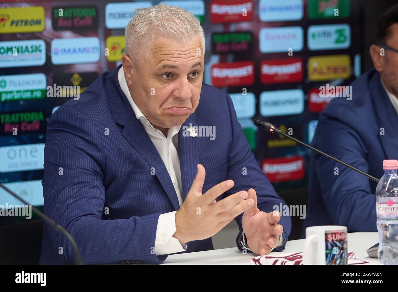 Bukarest, Rumänien. 21. August 2024: Marius Sumudica, neuer Trainer des Fotbal Club Rapid Bukarest, wird während einer Pressekonferenz in der Superbet Arena-Giulesti in Bukarest vorgestellt. Quelle: Lucian Alecu/Alamy Live News Stockfoto