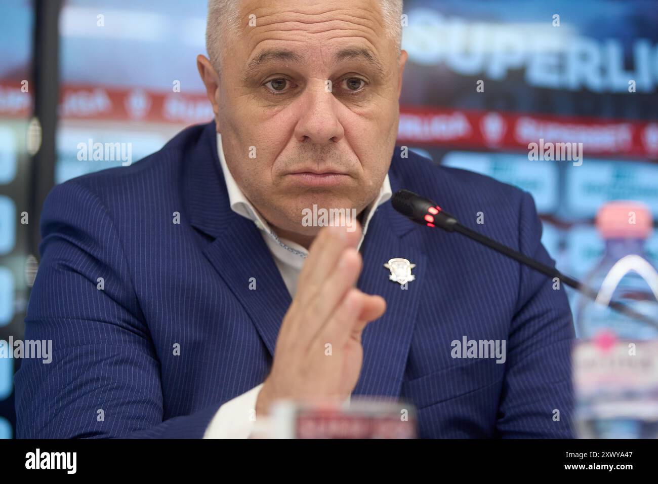 Bukarest, Rumänien. 21. August 2024: Marius Sumudica, neuer Trainer des Fotbal Club Rapid Bukarest, wird während einer Pressekonferenz in der Superbet Arena-Giulesti in Bukarest vorgestellt. Quelle: Lucian Alecu/Alamy Live News Stockfoto