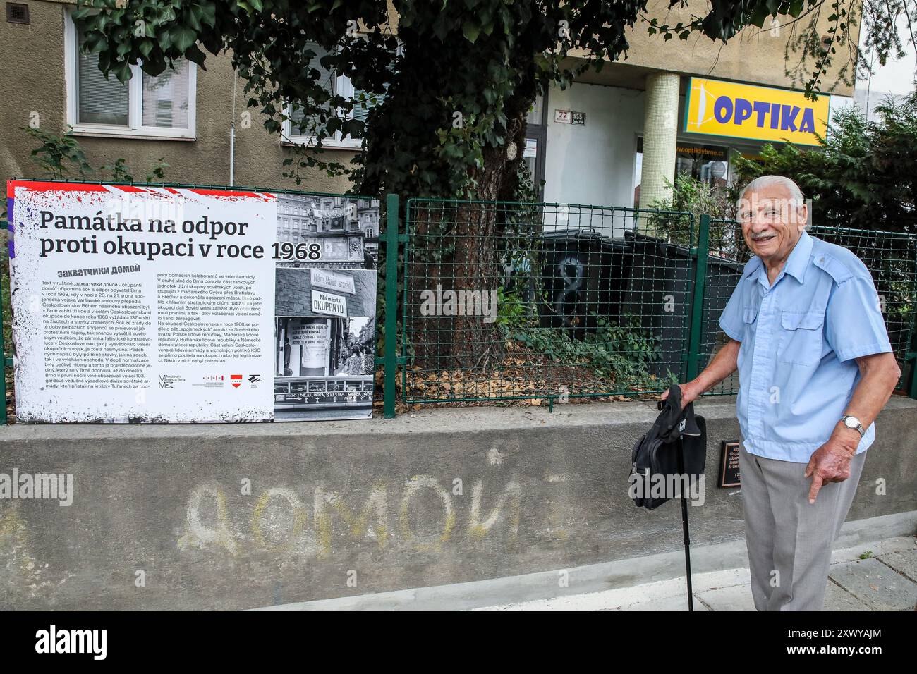 Merhautova Street, Brünn, Tschechische Republik. August 2024. Feierliche Enthüllung der Gedenktafel und Eröffnung der Gedenkstätte für die Besatzung von 1968 in der Merhautova-Straße 77, Brünn, Tschechische Republik, 21. August 2024. Dieses Denkmal trägt die Inschrift „Occupiers Home“, eine der letzten erhaltenen Erinnerungen an den spontanen Protest der Brünner Einwohner gegen die Invasion der Truppen des Warschauer Pakts in die Tschechoslowakei. Quelle: Monika Hlavacova/CTK Photo/Alamy Live News Stockfoto