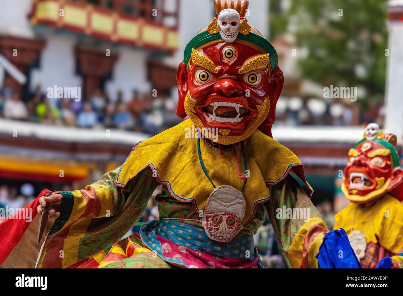 Ladakhi-Mönche tragen traditionelle Trachten und tanzen am 17. Juni 2024 im Hemis-Kloster in Leh, Indien Stockfoto