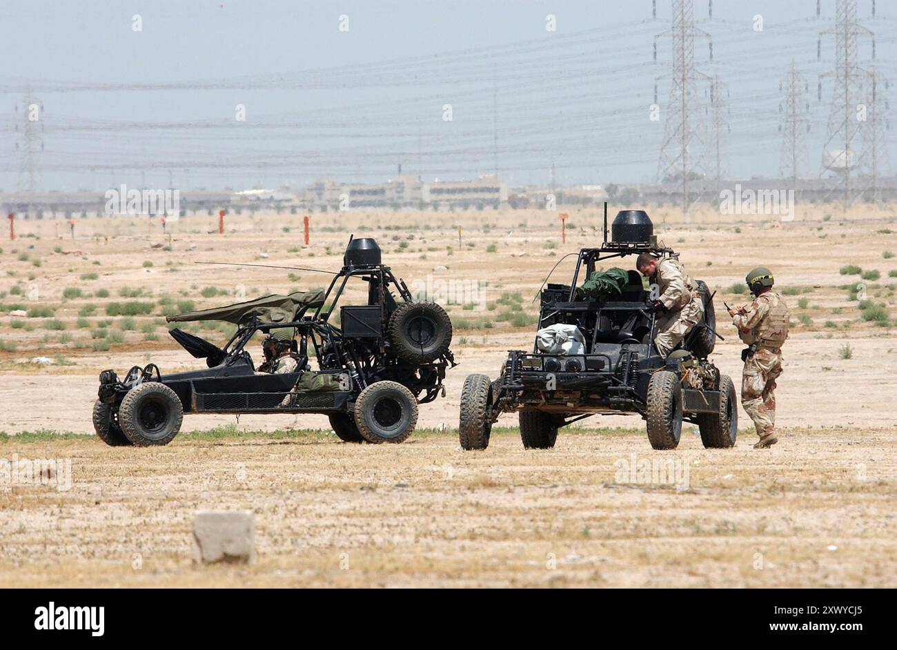 Die US Navy Seals (See, Luft, Land) betreiben Desert Patrol Vehicles (DPV) während der Vorbereitung auf eine bevorstehende Mission. Jeder „Dünen-Buggy“ ist mit komplexen Kommunikations- und Waffensystemen ausgestattet, die für das raue Wüstengelände entwickelt wurden. Sondereinsatzeinheiten zeichnen sich durch den Einsatz kleiner Einheiten aus, die über die Fähigkeit konventioneller Streitkräfte hinaus militärische Aktionen durchführen können. Robben sind in allen Umgebungen hervorragend ausgebildet und sind der Meister der maritimen Spezialeinsätze. Camp Doha, Kuwait (13. Februar 2002) Stockfoto