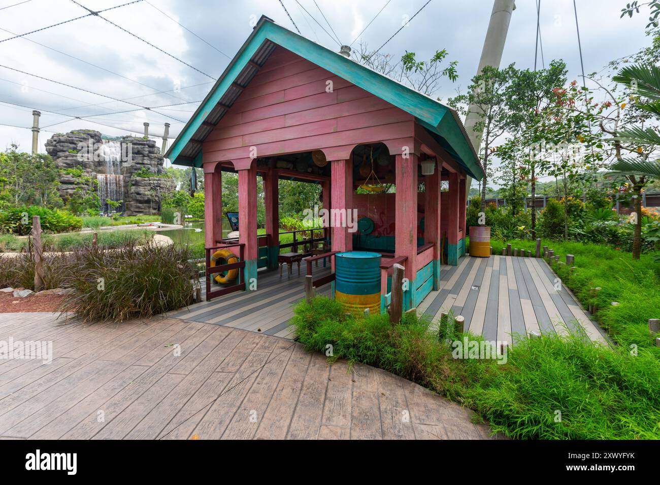 Vogelbeobachtungshütte, Verstecke, Unterschlupf für Besucher des Reiseparks im Schatten, um bequem zu sehen. Vogelparadies. Mandai Wildreservat. Singapur. Stockfoto