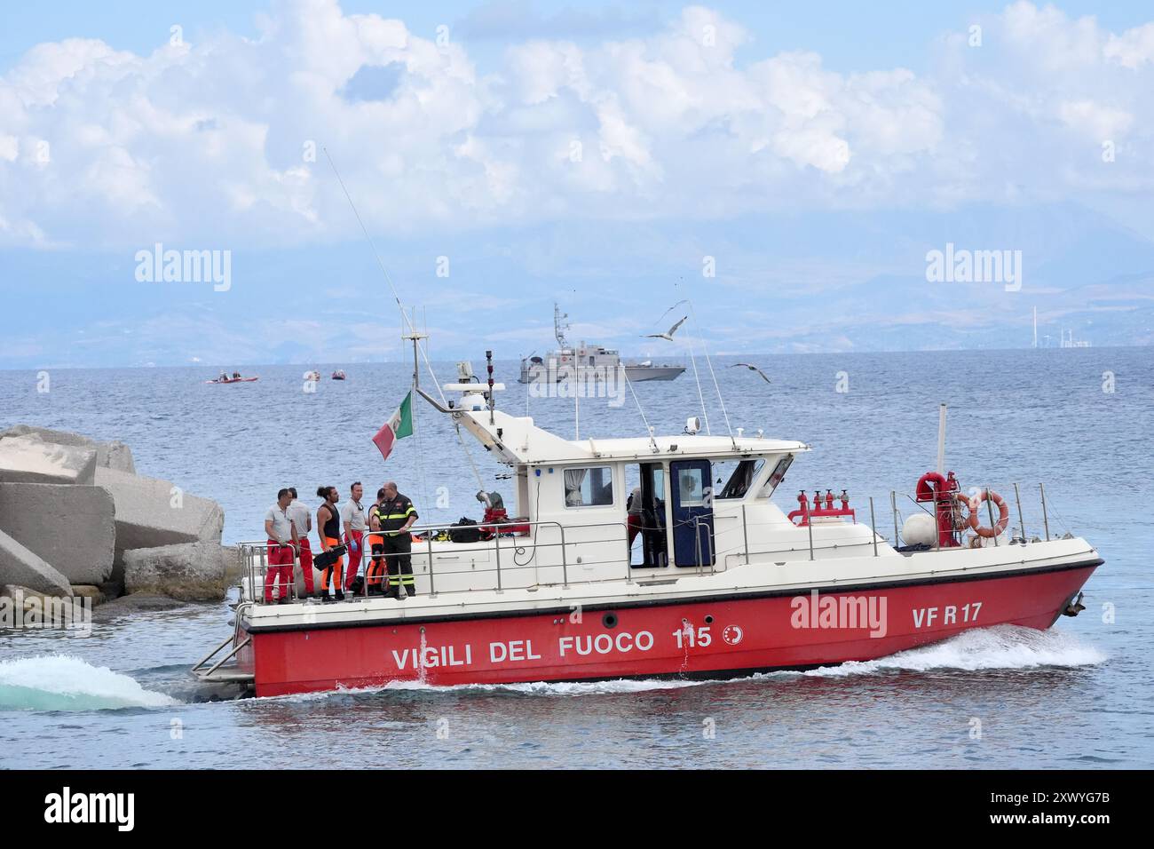 Das Tauchteam der Feuerwehr verlässt den Hafen auf dem Weg zur Rettungsstelle für die Bayesianer vor der Küste von Porticello, Sizilien, am dritten Tag der Suche nach sechs vermissten Touristen, nachdem die Luxusyacht Bayesian am Montag in einem Sturm versank, während sie etwa eine halbe Meile vor der Küste vor Anker lag. Die italienische Küstenwache hat die Möglichkeit nicht ausgeschlossen, dass die Vermissten noch am Leben sind, und Experten vermuten, dass sich Lufteinschlüsse gebildet haben könnten, als die Yacht sank. Bilddatum: Mittwoch, 21. August 2024. Stockfoto