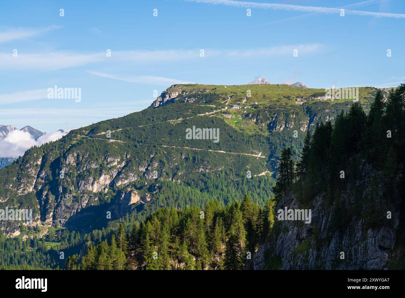 Wunderschöne Landschaft, Berge mit grüner Vegetation. Hohe Felsspitzen. Berühmtes Touristenziel. Dolomitalpen, Südtirol, Italien Stockfoto