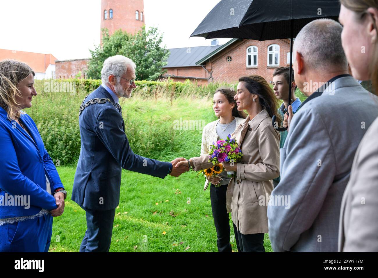 Toender, Dänemark. August 2024. Prinzessin Marie besucht das Toender Festival, empfangen von Toenders Bürgermeister Joergen Popp Petersen und bekommt am Eröffnungstag Mittwoch, 21. August 2024 ein Festivalarmband. (Foto: Torben Christensen/Scanpix 2024) Quelle: Ritzau/Alamy Live News Stockfoto