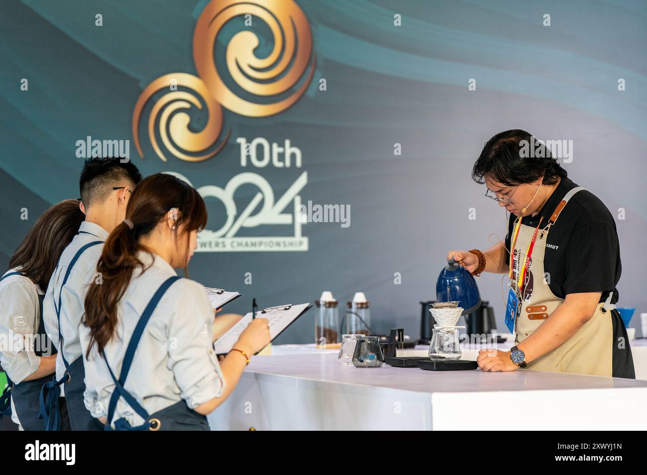 (240821) -- PEKING, 21. August 2024 (Xinhua) -- Ein Teilnehmer nimmt an einem Kaffee-Brauwettbewerb im Pavillon Teil, der der Kaffeeindustrie gewidmet ist, während der 8. China-South Asia Expo in Kunming, südwestchinesische Provinz Yunnan, 24. Juli 2024. (Xinhua/Hu Chao) Stockfoto