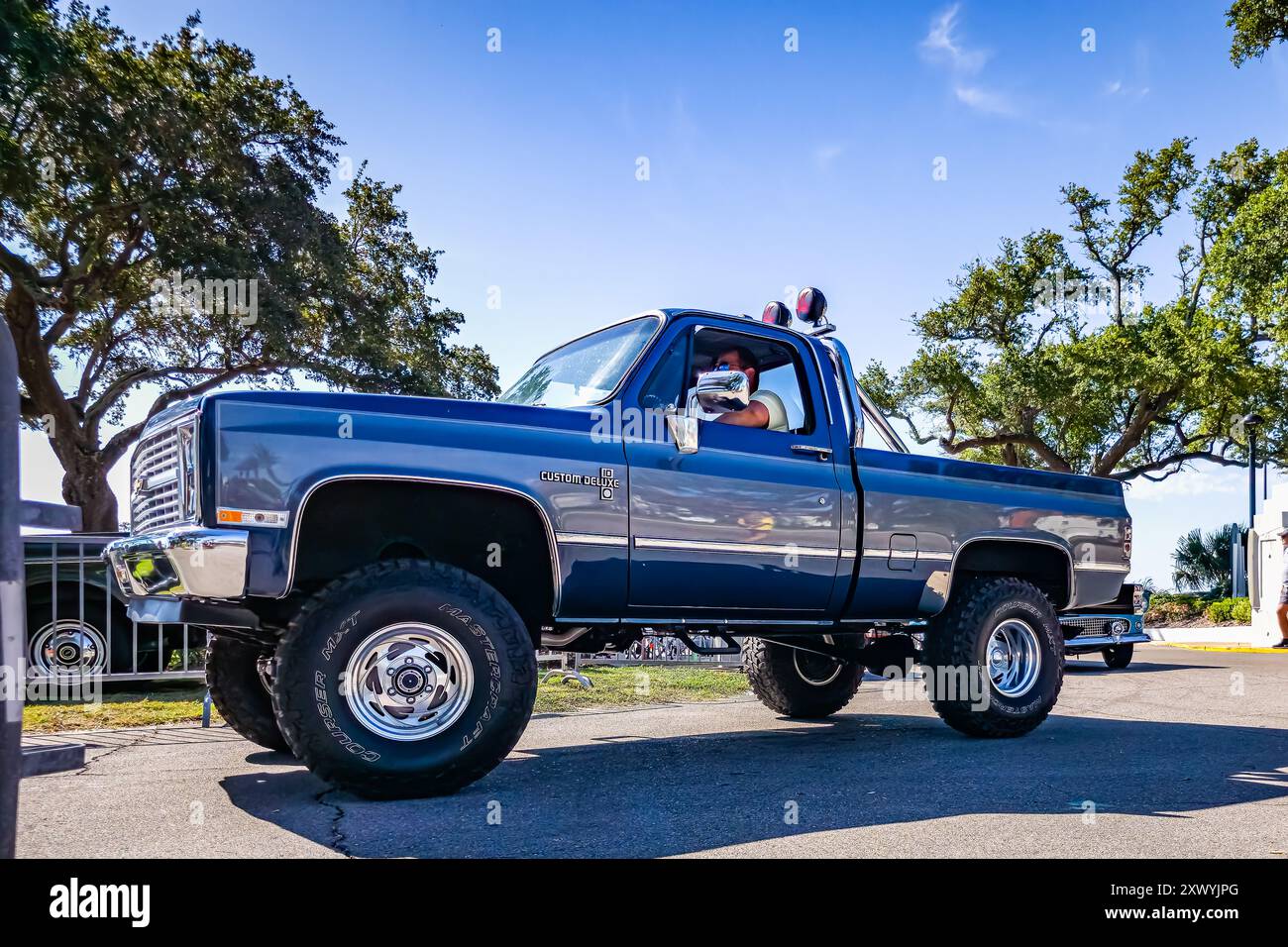 Gulfport, MS - 2. Oktober 2023: Tiefperspektivansicht eines 1985 Chevrolet Custom Deluxe Pickup Trucks mit 10 Pickups auf einer lokalen Autoshow. Stockfoto