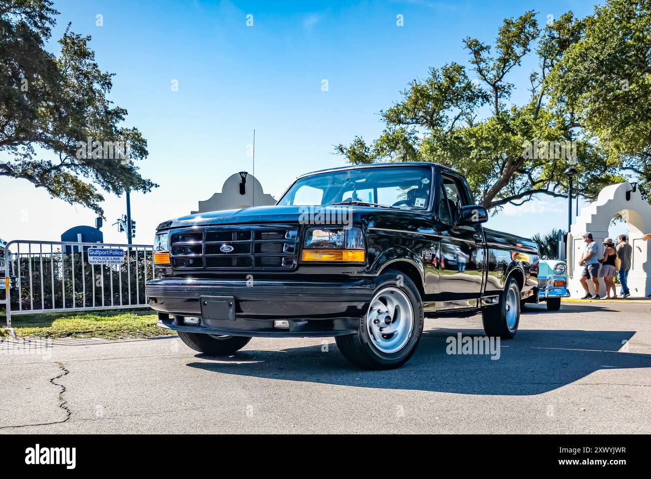 Gulfport, MS - 2. Oktober 2023: Niederperspektivische Vorderansicht eines Ford F-150 SVT Lightning Pickup-Trucks aus dem Jahr 1993 auf einer lokalen Autoshow. Stockfoto