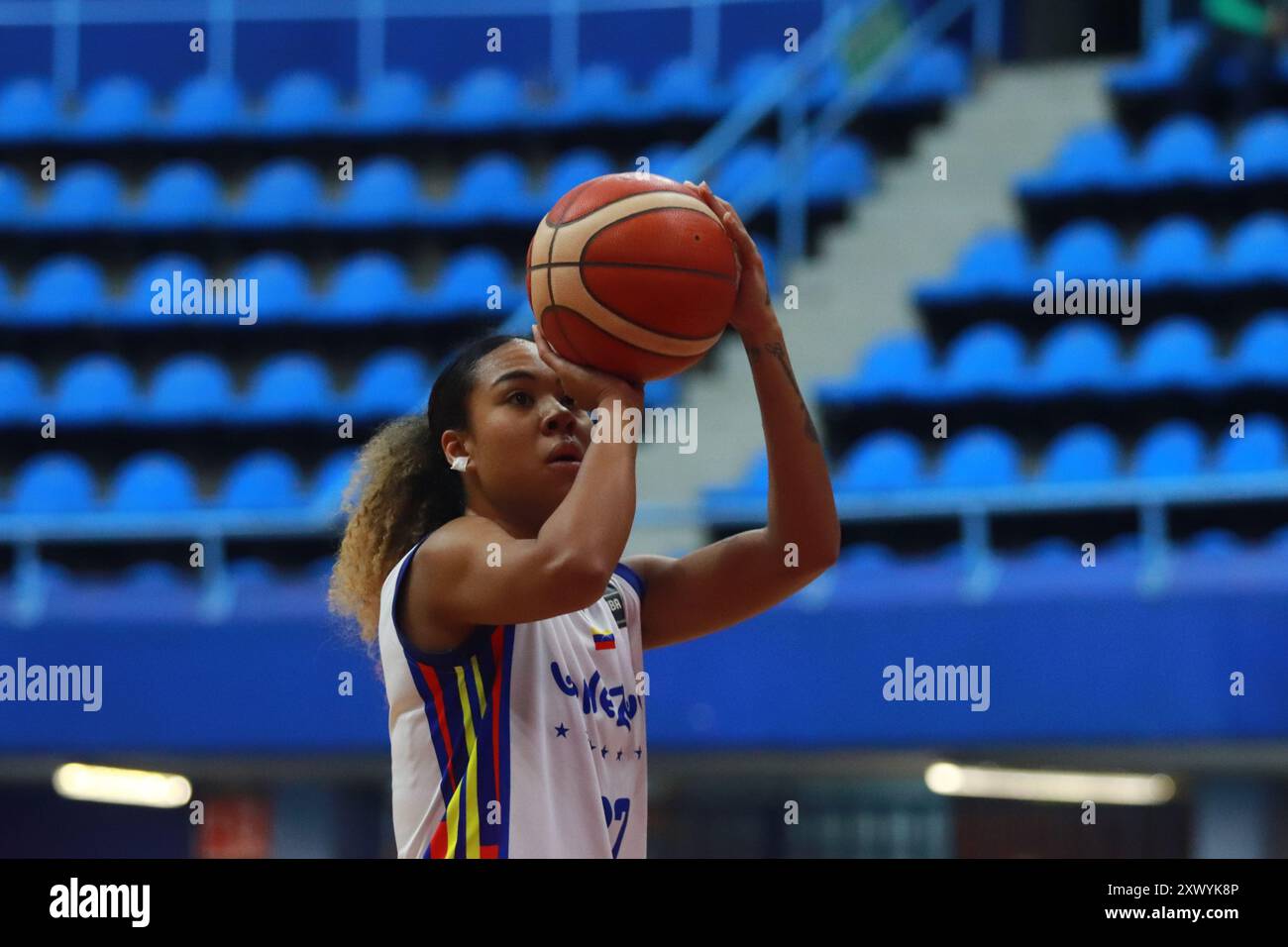 Mexiko-Stadt, Ciudad de Mexico, Mexiko. August 2024. Aguehil Fajardo #22 des Teams Venezuela schießt während des Spiels gegen das Team Mali einen Freiwurf im Rahmen des Mexiko 2024 FIBA Frauen Basketball World Cup Pre-Qualifying Turniers. Im Juan de la Barrera Olympic Gymnasium. Mali besiegt Venezuela 88-66. Am 20. August 2024 in Mexiko-Stadt. (Kreditbild: © Carlos Santiago/eyepix via ZUMA Press Wire) NUR REDAKTIONELLE VERWENDUNG! Nicht für kommerzielle ZWECKE! Stockfoto