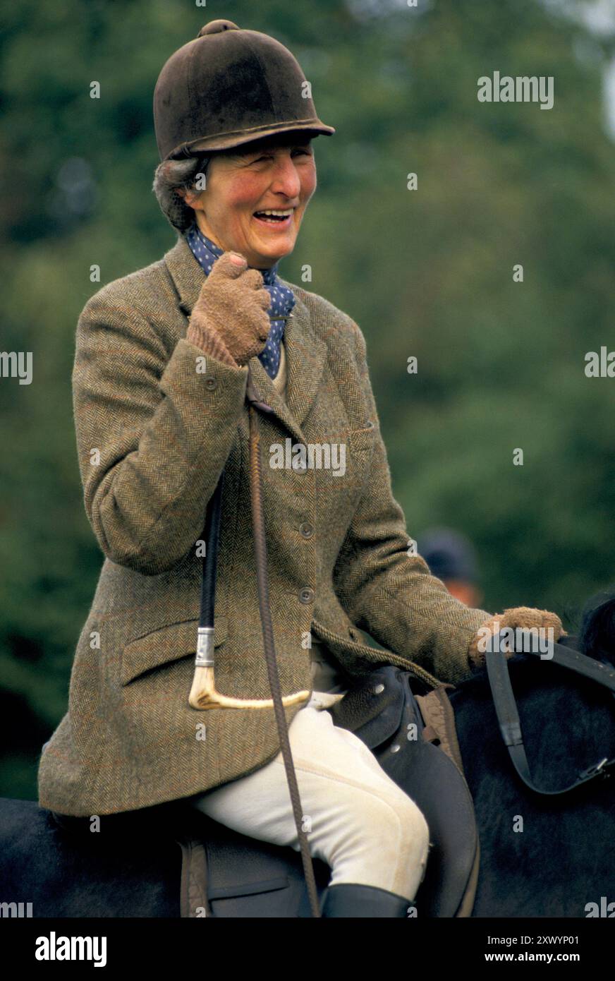 Frau mit Ratcatcher, also eine Tweed-Jagdjacke, Herbstjagd vor Beginn der Wintersaison. Sobald die Wintersaison begonnen hat, gilt die traditionelle Jagdkleidung. Duke of Beaufort Hunt Gloucestershire Badminton Estate Hunt 1990er Jahre 1996 UK HOMER SYKES Stockfoto Frau mit Ratcatcher, also eine Tweed-Jagdjacke, Herbstjagd vor Beginn der Wintersaison. Sobald die Wintersaison begonnen hat, gilt die traditionelle Jagdkleidung. Duke of Beaufort Hunt Gloucestershire Badminton Estate Hunt 1990er Jahre 1996 UK HOMER SYKES Stockfoto