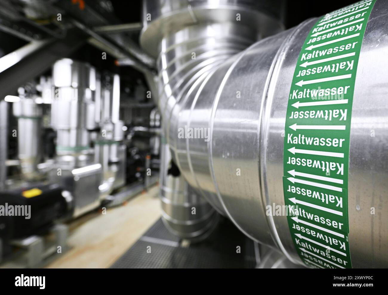 THEMENBILD - Projekt "Bild der Zukunft": FERNKÜHLUNG - mit Fernwärme wird kaltes Wasser in einem geschlossenen Kreislauf über ein Netz isolierter Rohre transportiert. Vor Ort absorbiert das Wasser Wärme und kühlt so die Raumtemperatur. Er fließt dann zurück und wird zentral wieder gekühlt. Schließlich wird das auf rund 5-6 Grad gekühlte Wasser über den Fernkühlring (Kühlnetz) in das parlamentsgebäude geleitet. Dort wird die Temperatur über Deckenkühlung, Bodenkühlung oder Luftauslässe geregelt. Das Foto wurde am 22. Juli 2024 aufgenommen. Ein Blick in ein kühlendes zentrum des Wiener Energieviertels Stockfoto