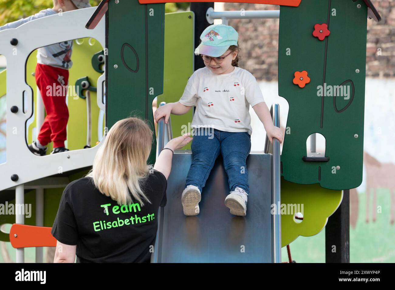 Kinder, die eine Rutsche hinunterrutschen, Spielgeräte, allgemein, Merkmal, Randmotiv, Symbolfoto Saskia ESKEN, SPD-Bundesvorsitzende Sarah PHILIPP, SPD-Landesvorsitzende NRW, Serdar YUEKSEL, SPD, MDL, Besuch einer AWO-Kindertagesstätte in Bochum, 21. August 2024. Stockfoto